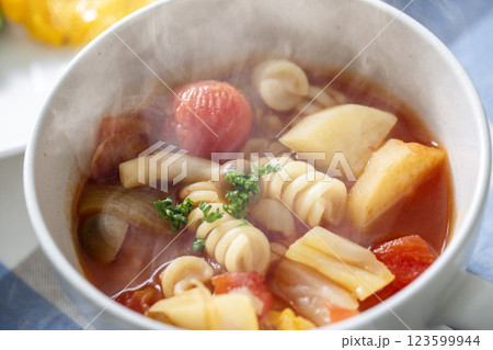 健康的な朝食　ミネストローネ風パスタ 123599944