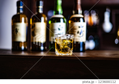 ウイスキー　ウイスキーイメージ　Bar　ジャパニーズウイスキー　シングルモルト　日本　酒　蒸留酒　 123600112