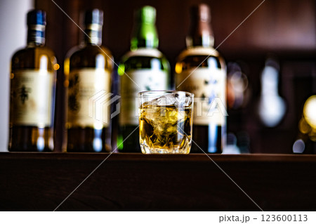 ウイスキー　ウイスキーイメージ　Bar　ジャパニーズウイスキー　シングルモルト　日本　酒　蒸留酒　 123600113