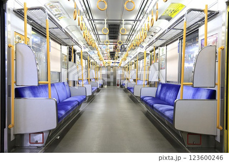 【JR西日本】205系0番台の車内(奈良線) 【JR西日本】205系0番台の車内(奈良線) 123600246