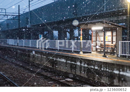 雪降る線路 123600652