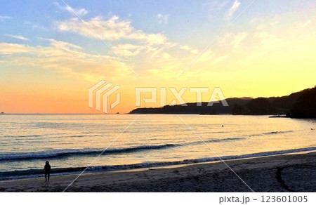 茜色に染まる空と海と渚 茜色に染まる空と海と渚 123601005
