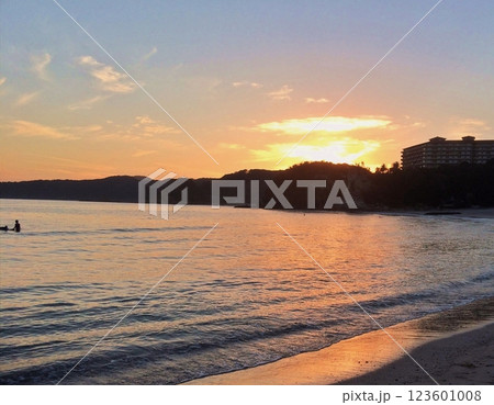 茜色に染まる空と海と渚 茜色に染まる空と海と渚 123601008