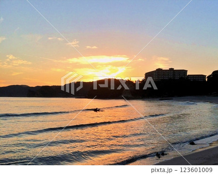 茜色に染まる空と海と渚 茜色に染まる空と海と渚 123601009