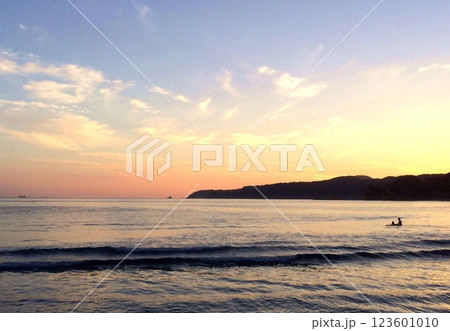 茜色に染まる空と海と渚 123601010