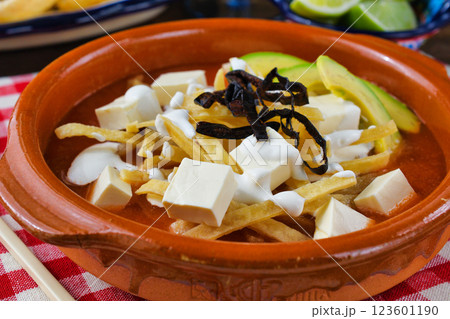 メキシコ料理のソパ・デ・トルティージャ(ソパ・アステカ) メキシコ料理のソパ・デ・トルティージャ(ソパ・アステカ) 123601190