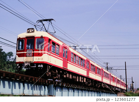 1992年神戸電鉄　二郎駅付近の1300系電車 123601277