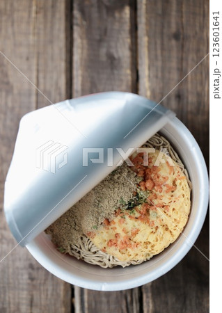 お湯を入れる前の天ぷら蕎麦のカップ麺　インスタント食品 123601641