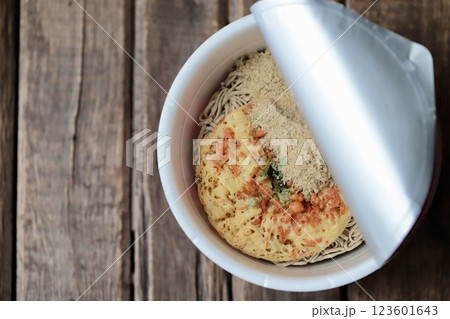 お湯を入れる前の天ぷら蕎麦のカップ麺 インスタント食品 お湯を入れる前の天ぷら蕎麦のカップ麺 インスタント食品 123601643