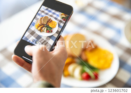 スマホ　撮影　料理　SNS　インスタ 123601702