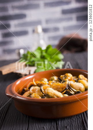Fried mussels. grilled seafood close up. cooking process 123601812