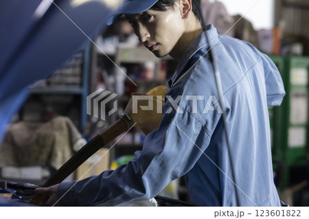 自動車の整備をする男性 123601822