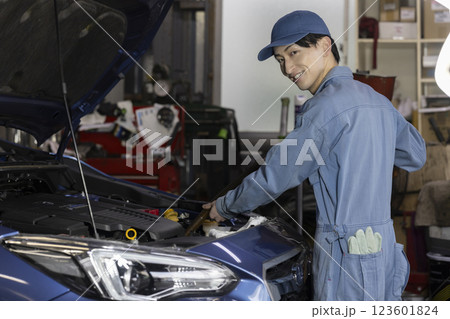 自動車の整備をする男性 123601824