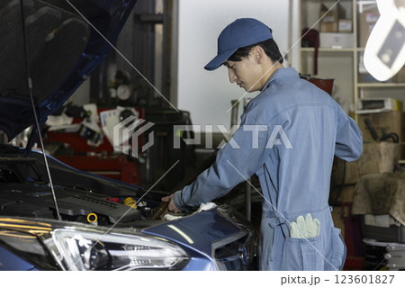 自動車の整備をする男性 自動車の整備をする男性 123601827