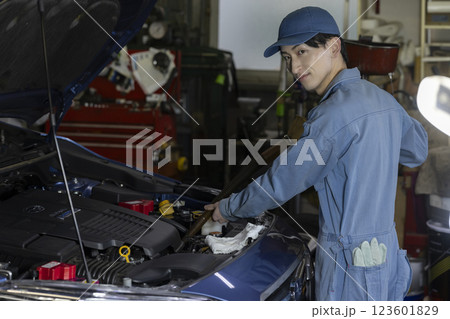 自動車の整備をする男性 123601829