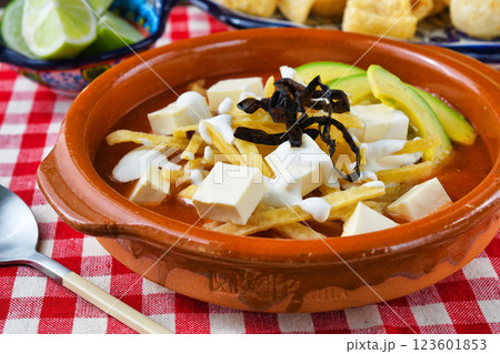 メキシコ料理のソパ・デ・トルティージャ（ソパ・アステカ） 123601853