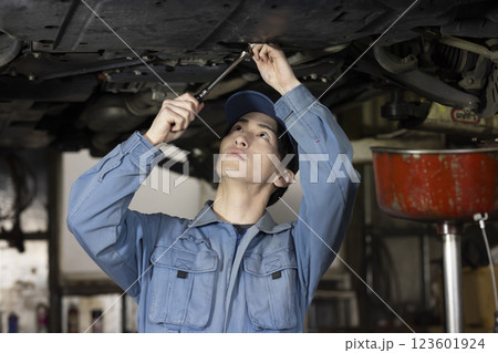 自動車の整備をする男性 123601924