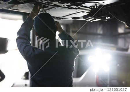自動車の整備をする男性 123601927