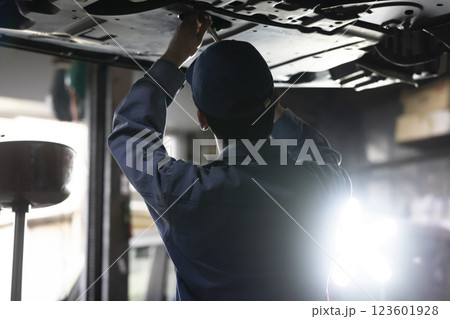 自動車の整備をする男性 123601928