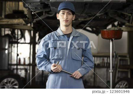 自動車の整備をする男性 123601946