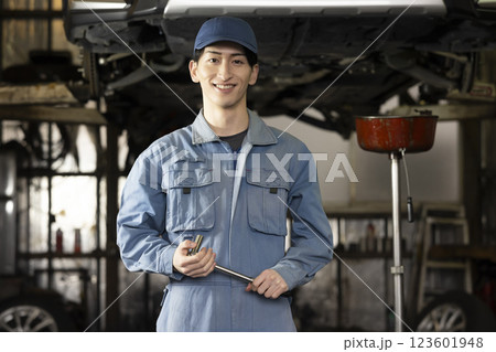 自動車の整備をする男性 自動車の整備をする男性 123601948