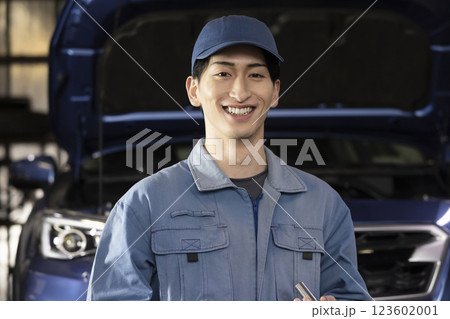 自動車の整備をする男性 123602001