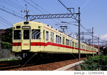 1994年能勢電鉄滝山駅付近を走る1500系電車 123602041