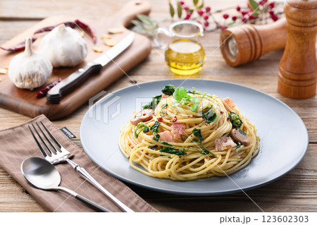 ピリッと辛い!クレソンとベーコンのペペロンチーノ パスタ ピリッと辛い!クレソンとベーコンのペペロンチーノ パスタ 123602303
