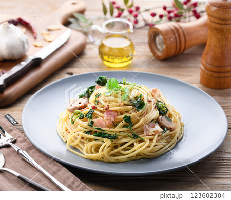ピリッと辛い!クレソンとベーコンのペペロンチーノ パスタ ピリッと辛い!クレソンとベーコンのペペロンチーノ パスタ 123602304