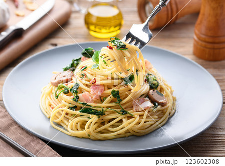 ピリッと辛い！クレソンとベーコンのペペロンチーノ パスタ 123602308