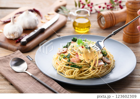ピリッと辛い！クレソンとベーコンのペペロンチーノ パスタ 123602309