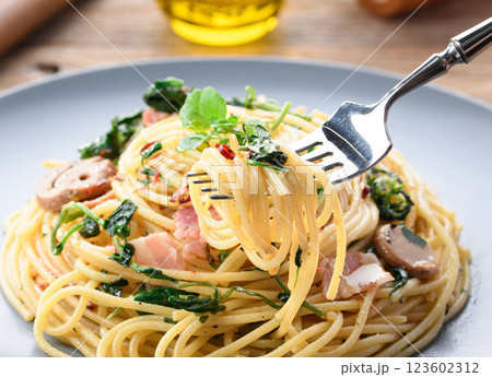 ピリッと辛い!クレソンとベーコンのペペロンチーノ パスタ ピリッと辛い!クレソンとベーコンのペペロンチーノ パスタ 123602312