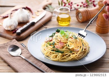 ピリッと辛い！クレソンとベーコンのペペロンチーノ パスタ 123602313