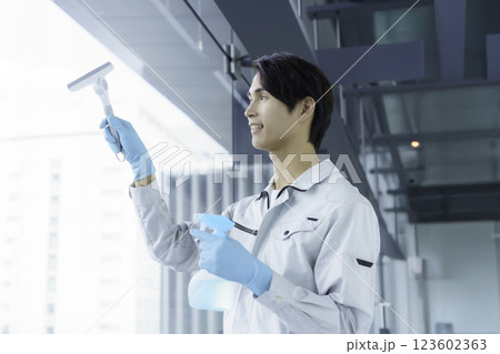 窓ガラスを掃除する若い男性清掃員　撮影協力:スカパー東京メディアセンター 123602363