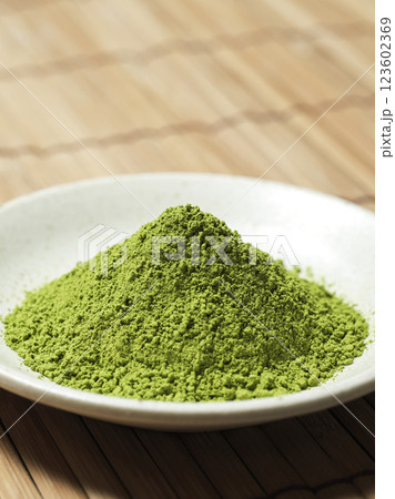 小皿に盛り付けられた抹茶 小皿に盛り付けられた抹茶 123602369