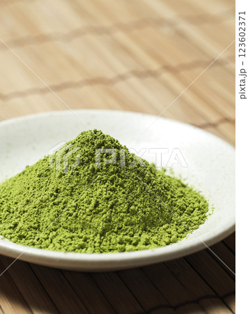小皿に盛り付けられた抹茶 123602371