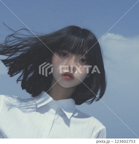 真上から見下ろすミステリアスな女性と青空 123602753