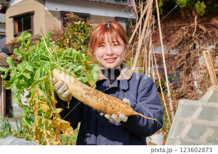 畑作業をする女性　田舎暮らし　家庭菜園 123602873