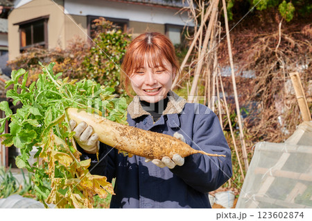 畑作業をする女性　田舎暮らし　家庭菜園 123602874