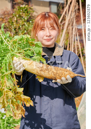 畑作業をする女性 田舎暮らし 家庭菜園 畑作業をする女性 田舎暮らし 家庭菜園 123602879