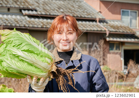 畑作業をする女性　田舎暮らし　家庭菜園 123602901