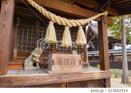 神社の祠と賽銭箱　狛犬 123602914