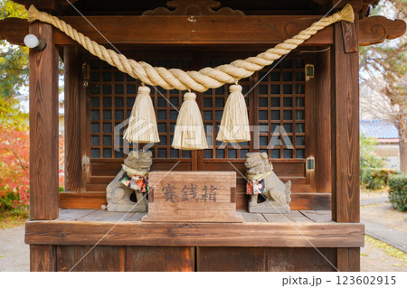 神社の祠と賽銭箱 狛犬 神社の祠と賽銭箱 狛犬 123602915