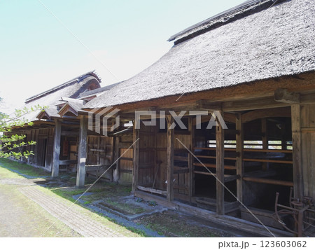 斜めに見る「井出家高麗門と長屋」の内側／静岡県富士宮市 123603062
