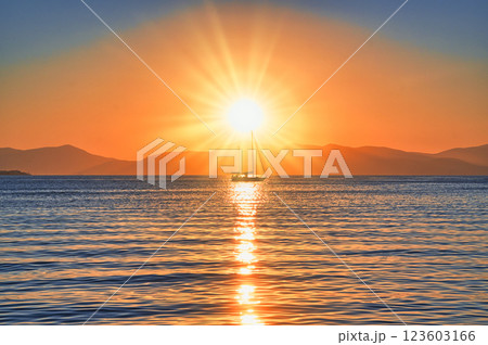エーゲ海の美しいサンセット風景 エーゲ海の美しいサンセット風景 123603166