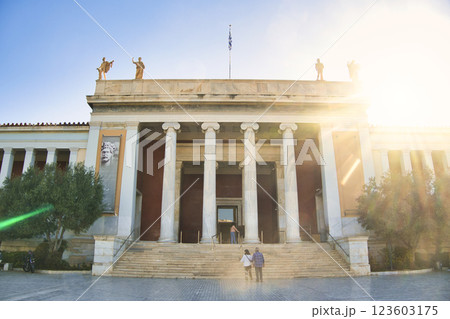 アテネ国立考古学博物館の外観 123603175
