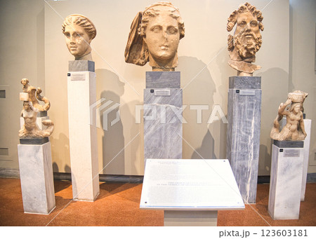 アテネ国立考古学博物館館内の展示品 アテネ国立考古学博物館館内の展示品 123603181