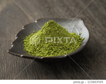 小皿に盛り付けられた抹茶 小皿に盛り付けられた抹茶 123603505