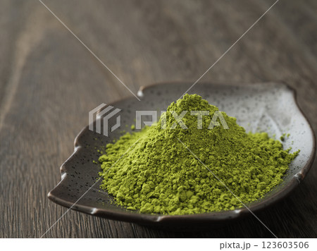 小皿に盛り付けられた抹茶 123603506