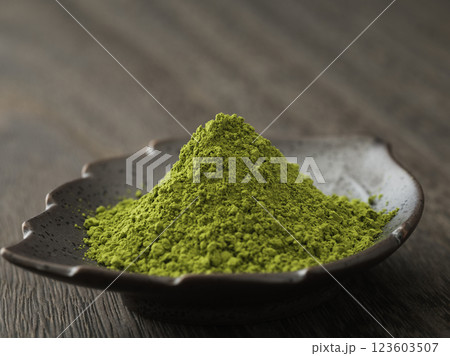 小皿に盛り付けられた抹茶 小皿に盛り付けられた抹茶 123603507